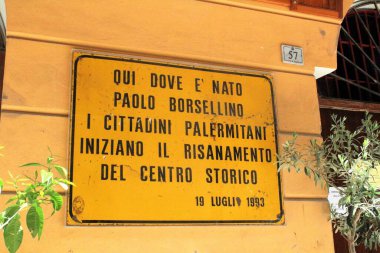 Palermo, İtalya, şehirdeki sarayların ve günlük yaşamın anımsatıcı bir görüntüsü.