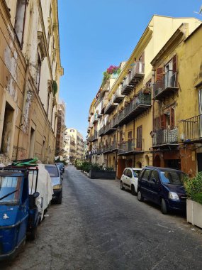 Palermo, İtalya, şehirdeki sarayların ve günlük yaşamın anımsatıcı bir görüntüsü.