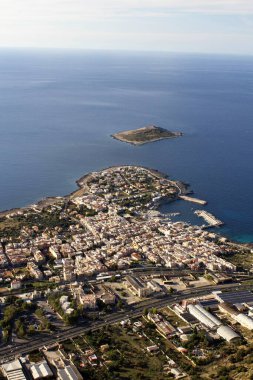 Sicilya, İtalya 'da arka planda deniz kıyısının anımsatıcı görüntüsü