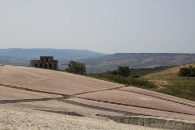 1968 depreminde Sicilya 'daki Gibellina nel Belice harabelerinde inşa edilen çevresel sanatın 