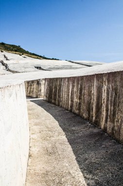 1968 depreminde Sicilya 'daki Gibellina nel Belice harabelerinde inşa edilen çevresel sanatın 