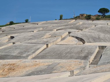 1968 depreminde Sicilya 'daki Gibellina nel Belice harabelerinde inşa edilen çevresel sanatın 