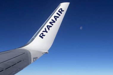 2022.02.21 Palermo Punta Raisi Havalimanı, Ryanair düşük maliyetli havayolu, gökyüzü ve arka plandaki dolunay ile uçağın kanat görüntüsü.