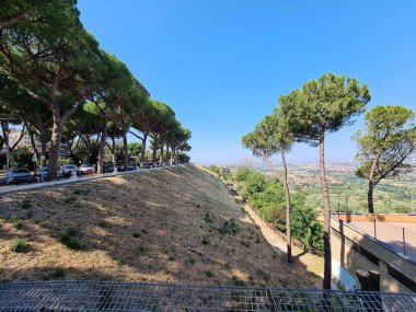 Tivoli, İtalya, köydeki sarayların ve günlük yaşamın anımsatıcı bir görüntüsü.