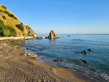Yazın Sicilya 'da kumlu bir sahilin canlandırıcı görüntüsü. 