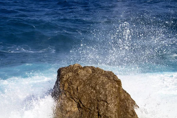 Evocative Image Rough Sea Hitting Rocks Sicily — Stockfoto