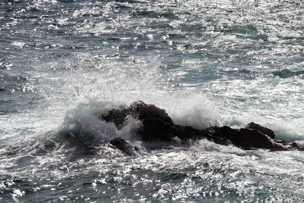 Evocative Image Rough Sea Hitting Rocks Sicily — ストック写真