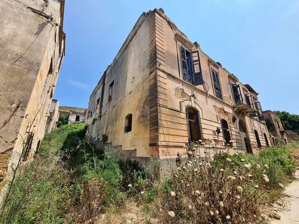 Sicilya 'daki Poggioreale nel kalıntılarının canlandırıcı görüntüsü, bugün 1968 depreminde yok olan hayalet bir kasaba.