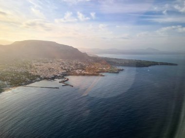 Sicilya 'daki deniz kıyısının hatırlatıcı görüntüsü uçuş sırasında bir uçaktan görülüyor.