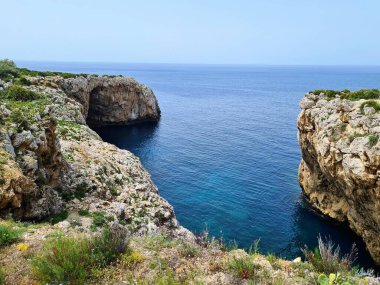 Sicilya, İtalya 'da arka planda deniz kıyısının anımsatıcı görüntüsü