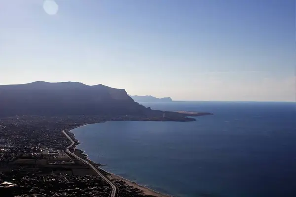 Evokující Obraz Mořského Pobřeží Výběžkem Pozadí Sicílii Itálie — Stock fotografie