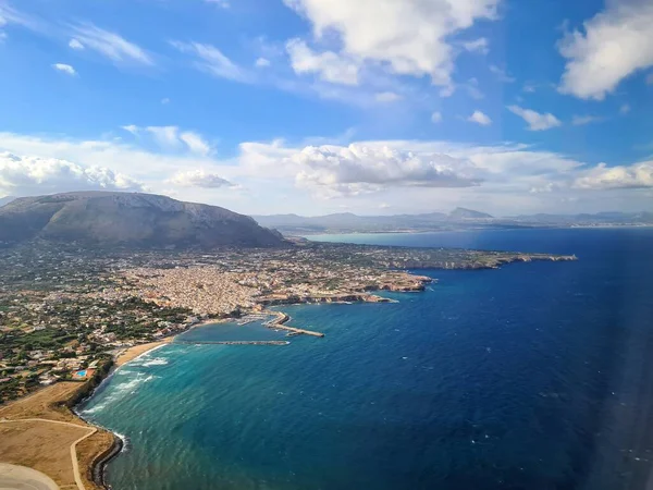 Морському Узбережжі Сицилії Можна Побачити Літака Під Час Польоту — стокове фото