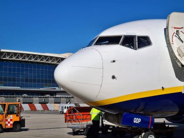 2022.10.02 Milan Malpensa Havaalanı, Ryanair düşük maliyetli havayolu, park halindeki bir uçağın ön tarafının anımsatıcı görüntüsü.