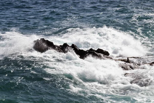 Evocative Image Rough Sea Hitting Rocks Sicily — Stock Photo, Image