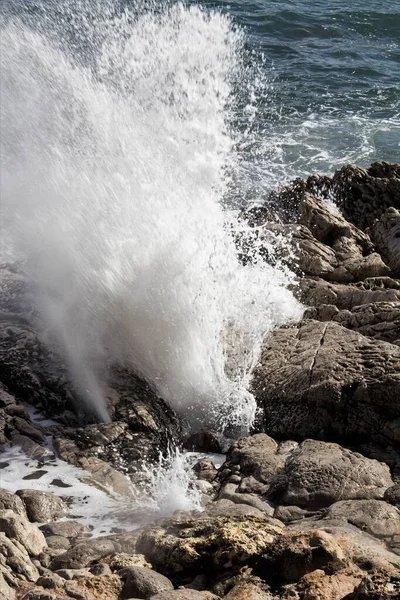 Evocative Image Rough Sea Hitting Rocks Sicily — Stok fotoğraf