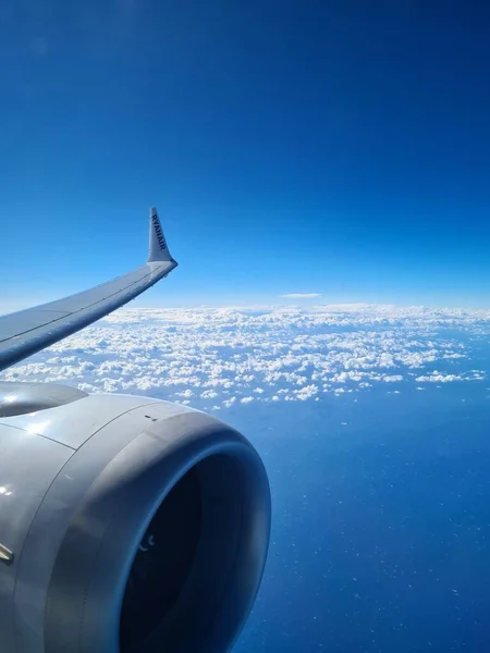 2022 パレルモ プンタ ラジシ空港 ライアンエアー低コスト航空 背景の翼と雲で前景のタービンのイメージ — ストック写真
