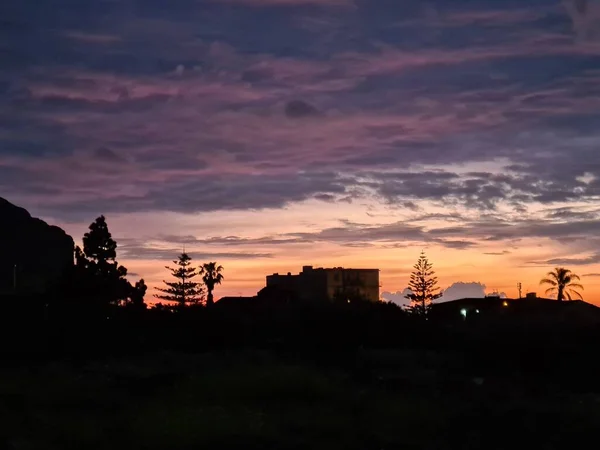 Stimmungsvolles Bild Des Sonnenuntergangs Mit Der Silhouette Von Häusern Und — Stockfoto