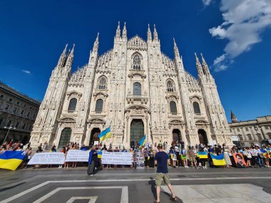 İtalya 'daki en önemli meydanlardan Milan Katedrali' nin canlandırıcı bir görüntüsü.