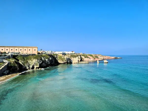 Sicilya, İtalya 'da arka planda deniz kıyısının anımsatıcı görüntüsü