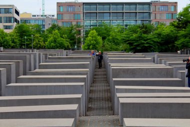 2018.06.13 Berlin, Brandenburg Kapısı yakınlarındaki Yahudi Soykırımı Anıtı 'nın canlandırıcı görüntüsü.