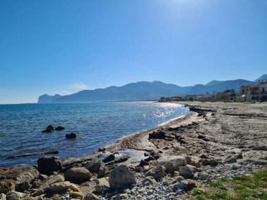 Sicilya, İtalya 'da arka planda deniz kıyısının anımsatıcı görüntüsü