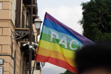 2023.06.24 Palermo Gay Gururu 2023, katılımcıların eğlendiği şamandıra geçit töreninin anımsatıcı görüntüsü