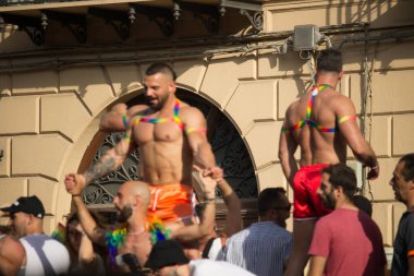 2023.06.24 Palermo Gay Gururu 2023, katılımcıların eğlendiği şamandıra geçit töreninin anımsatıcı görüntüsü