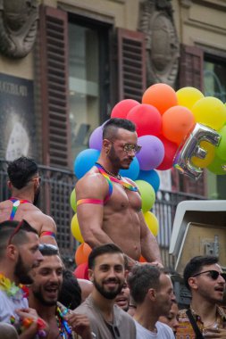 2023.06.24 Palermo Gay Gururu 2023, katılımcıların eğlendiği şamandıra geçit töreninin anımsatıcı görüntüsü