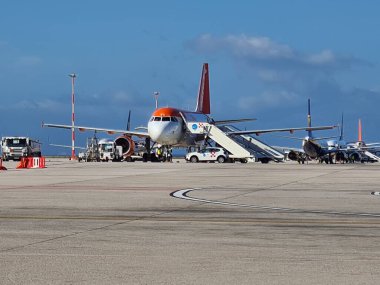 2023.03.10 Palermo Punta Raisi Havalimanı, Easy Jet düşük maliyetli havayolu, otoparktaki uçağın anımsatıcı görüntüsü.