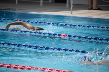 2023.06.30 Villagrazia di Carini, Piscina Piano Monako yarışları, spor müsabakalarının çağrıştıran görüntüsü.
