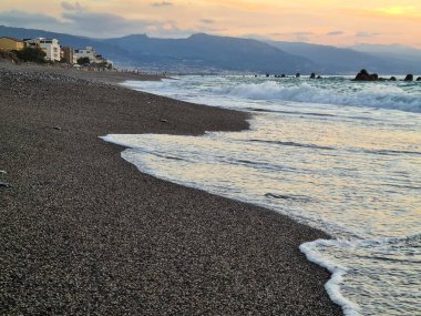 Yazın Sicilya 'da kumlu bir plajda şemsiyeyi anımsatan bir görüntü.