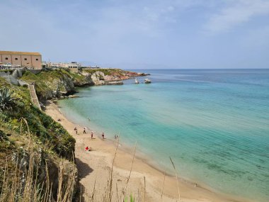 Yazın Sicilya 'da kumlu bir plajda şemsiyeyi anımsatan bir görüntü.
