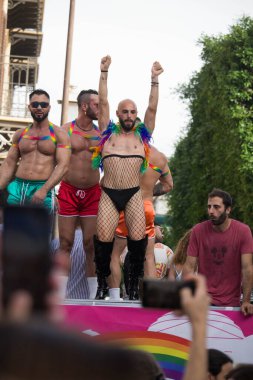 2023.06.24 Palermo Gay Gururu 2023, katılımcıların eğlendiği şamandıra geçit töreninin anımsatıcı görüntüsü