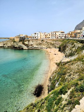 Yazın Sicilya 'da kumlu bir sahilin canlandırıcı görüntüsü. 