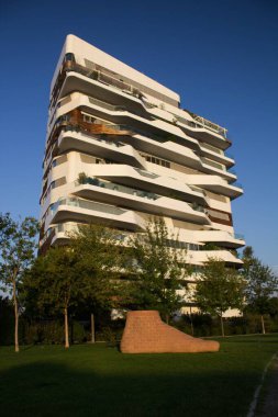 İtalya - Milano, 15 Ağustos 2023 Milano Hayat Alışveriş Bölgesi Gökdelen ve saraylı Milano Şehri Hayat Alışveriş Bölgesi 'ni hayal edin