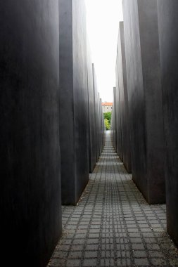 2018.06.13 Berlin, Brandenburg Kapısı yakınlarındaki Yahudi Soykırımı Anıtı 'nın canlandırıcı görüntüsü.