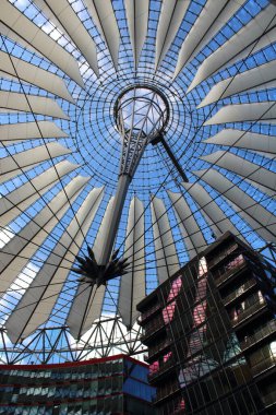 2018.06.12 Berlin, Potsdamer Platz, Sony Center 'ın anımsatıcı görüntüsü Potsdamer Platz' daki modern binalar kompleksi.
