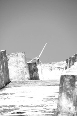 Sicilya, 2023.06.18, 1968 depreminde Sicilya 'daki Belice, Gibellina harabelerinde inşa edilen çevresel sanat eserlerinin siyah ve beyaz görüntüsünü anımsatıyor.