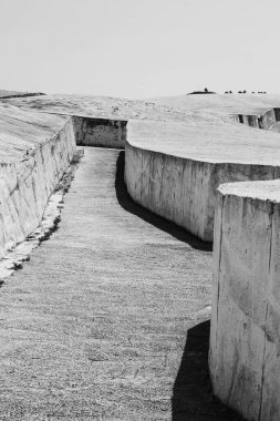 Sicilya, 2023.06.18, 1968 depreminde Sicilya 'daki Belice, Gibellina harabelerinde inşa edilen çevresel sanat eserlerinin siyah ve beyaz görüntüsünü anımsatıyor.