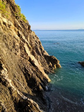 İtalya sahillerinin yaz şafağındaki canlandırıcı görüntüsü.