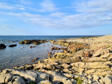 Gün batımında kayaların oluşturduğu İtalyan sahilinin anımsatıcı görüntüsü