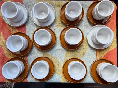 Kahve fincanlarının ve çay tabaklarının anımsatıcı görüntü dokusu 70 swhite ve kahverengi