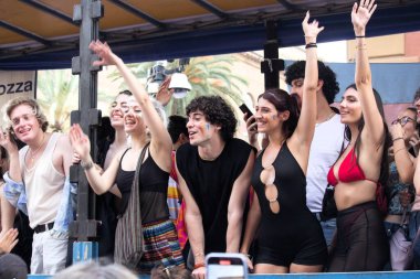 2023.06.24 Palermo Gay Gururu 2023, katılımcıların eğlendiği şamandıra geçit töreninin anımsatıcı görüntüsü