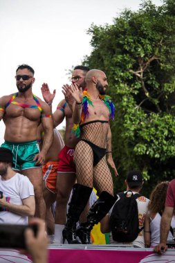 2023.06.24 Palermo Gay Gururu 2023, katılımcıların eğlendiği şamandıra geçit töreninin anımsatıcı görüntüsü