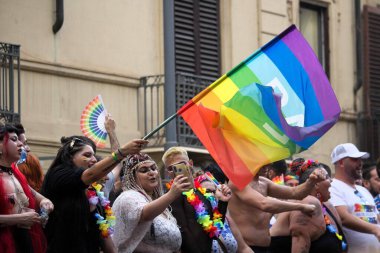 2023.06.24 Palermo Gay Gururu 2023, katılımcıların eğlendiği şamandıra geçit töreninin anımsatıcı görüntüsü