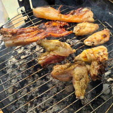 BBQ ızgarasında değişik et türlerinin anımsatıcı görüntüsü