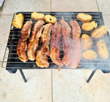 BBQ ızgarasında değişik et türlerinin anımsatıcı görüntüsü