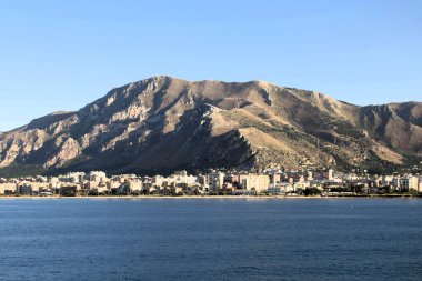 Palermo, İtalya dağlardan ve onu çevreleyen denizden şehri anımsatan panoramik bir manzara.