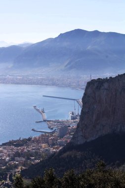 Palermo, İtalya dağlardan ve onu çevreleyen denizden şehri anımsatan panoramik bir manzara.
