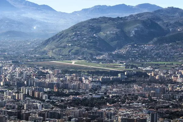 Palermo, İtalya dağlardan ve onu çevreleyen denizden şehri anımsatan panoramik bir manzara.